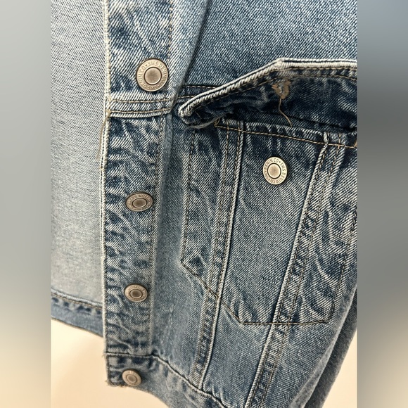 Distressed jean jacket. Cropped length - Picture 4 of 8